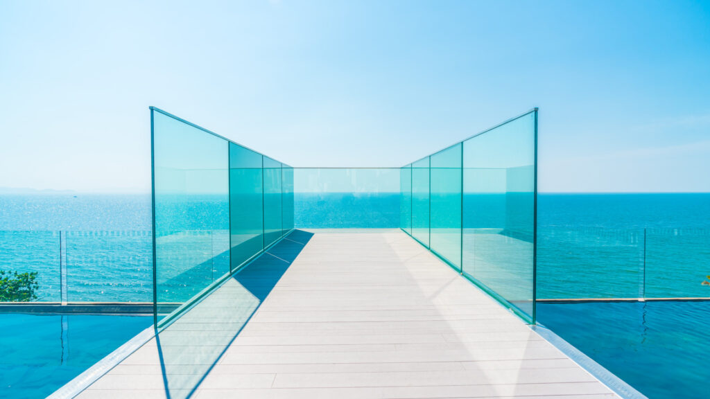 Brise-vue sur mesure : pourquoi choisir le verre et l’inox ?